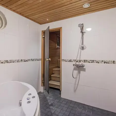Kaunis Perhetalo, Jossa Mukavuus, Rauha Ja Unelmien Loma Kohtaavat Ferienhaus