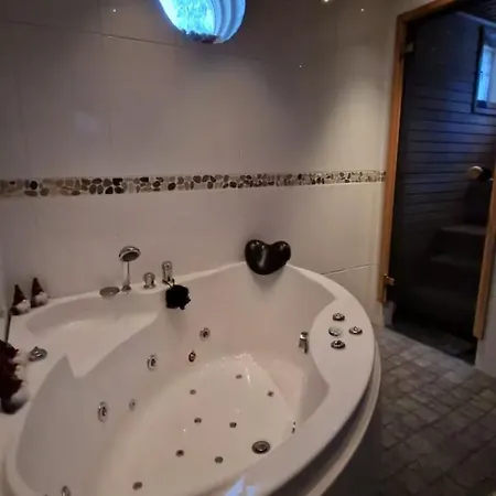 Kaunis Perhetalo, Jossa Mukavuus, Rauha Ja Unelmien Loma Kohtaavat Ferienhaus Rovaniemi