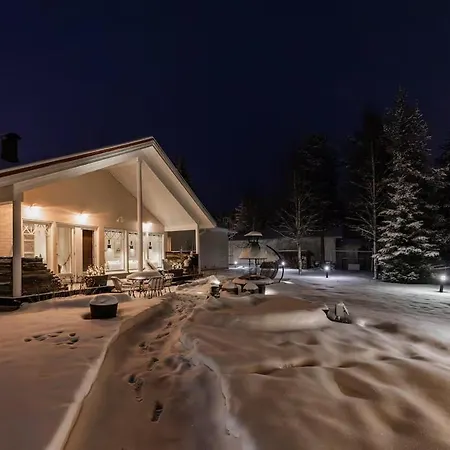 Kaunis Perhetalo, Jossa Mukavuus, Rauha Ja Unelmien Loma Kohtaavat Rovaniemi