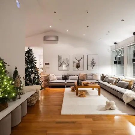 Kaunis Perhetalo, Jossa Mukavuus, Rauha Ja Unelmien Loma Kohtaavat Ferienhaus Rovaniemi